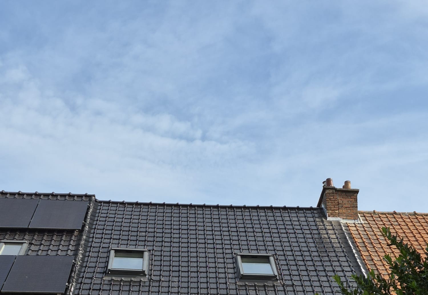 Pannendak met velux en zonnepanelen