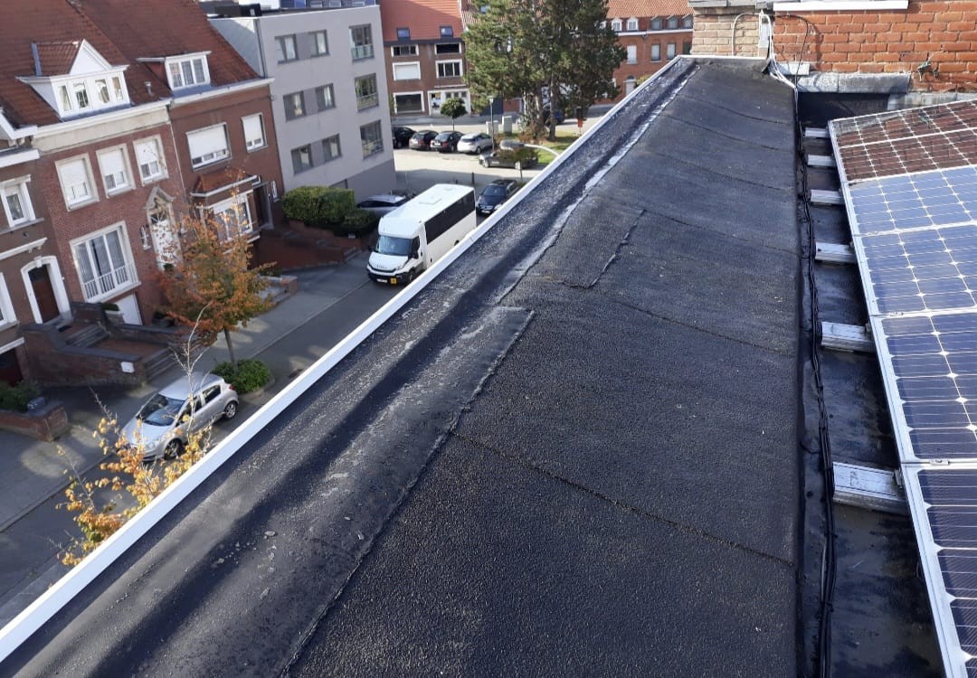 Zonnepanelen op plat dak