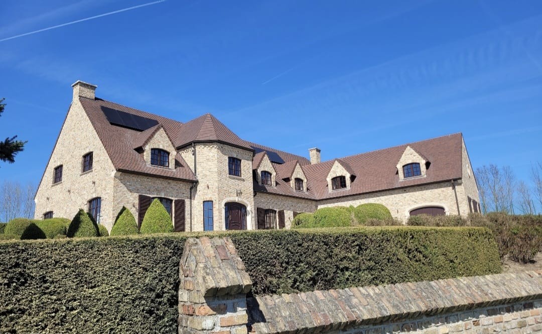 Villa met pannendak en zonnepanelen